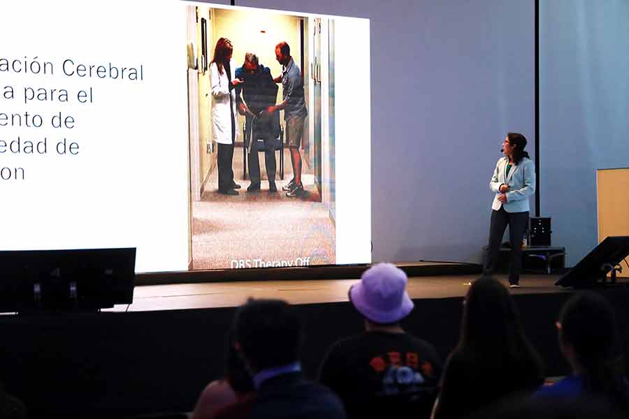 Ana Hern&aacute;ndez, investigadora y egresada del Tec Guadalajara comparti&oacute; los avances de su investigaci&oacute;n en conferencia de neurociencia.