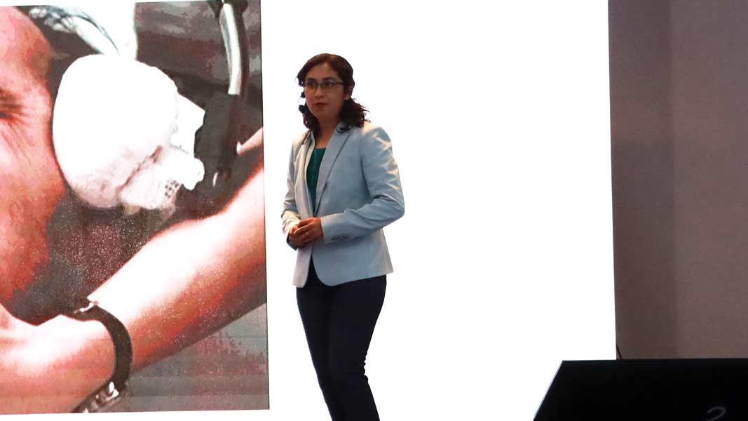 Ana Hern&aacute;ndez, investigadora y egresada del Tec Guadalajara comparti&oacute; los avances de su investigaci&oacute;n en conferencia de neurociencia.