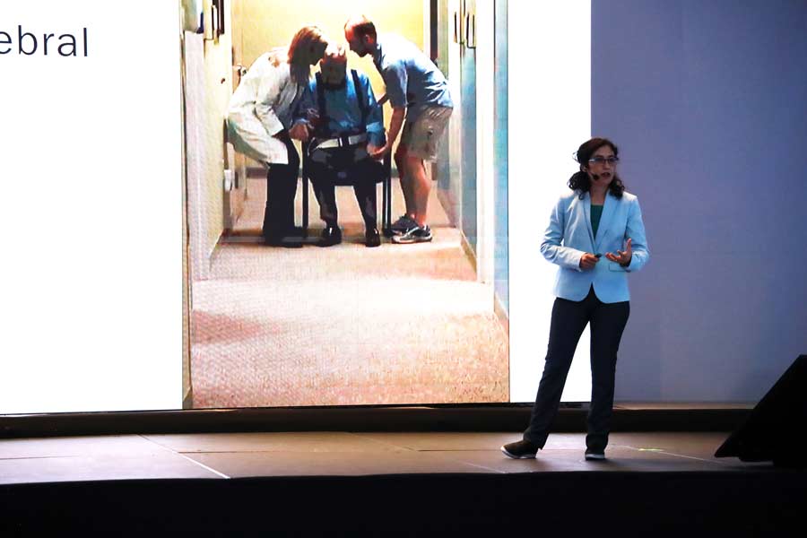 Ana Hern&aacute;ndez, investigadora y egresada del Tec Guadalajara comparti&oacute; los avances de su investigaci&oacute;n en conferencia de neurociencia.