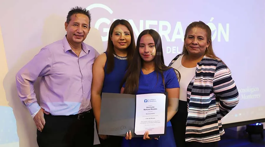 Ana Luisa acompa&ntilde;ada de su familia con la constancia de L&iacute;der del Ma&ntilde;ana