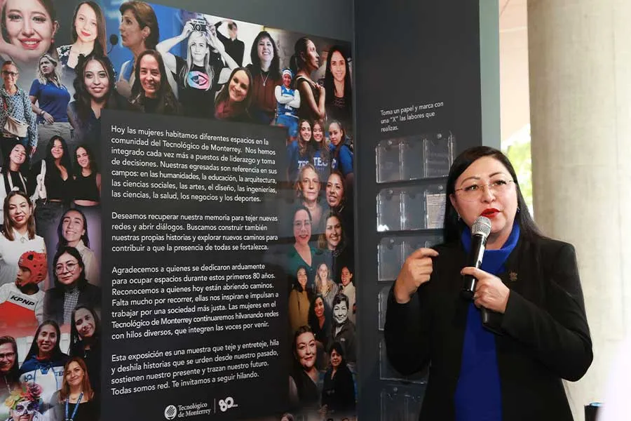 Ana Mac&iacute;as Chiu en inauguraci&oacute;n de Cuando el hilo se hace red en campus Ciudad de M&eacute;xico