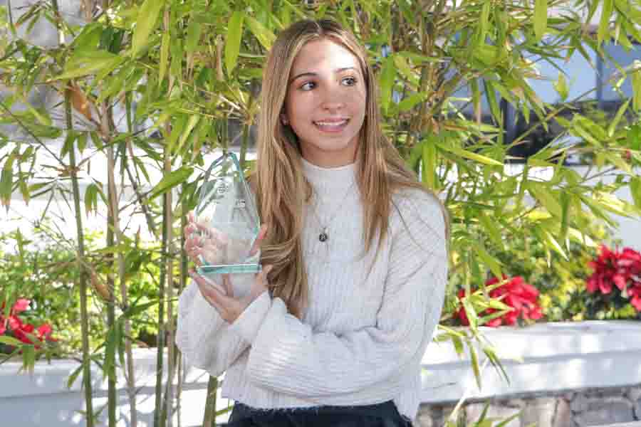 Ana Paula Villalvazo con su premio a la categor&iacute;a sustentabilidad y medio ambiente