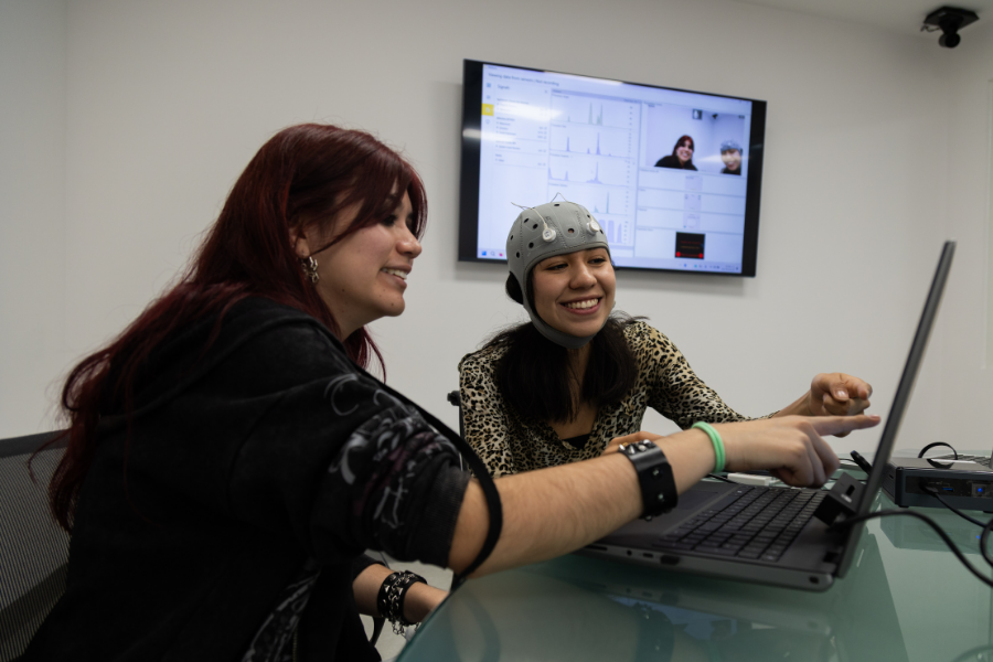 Alumna usa el casco de electroencefalograma (EEG) para un experimento de neuromarketing.