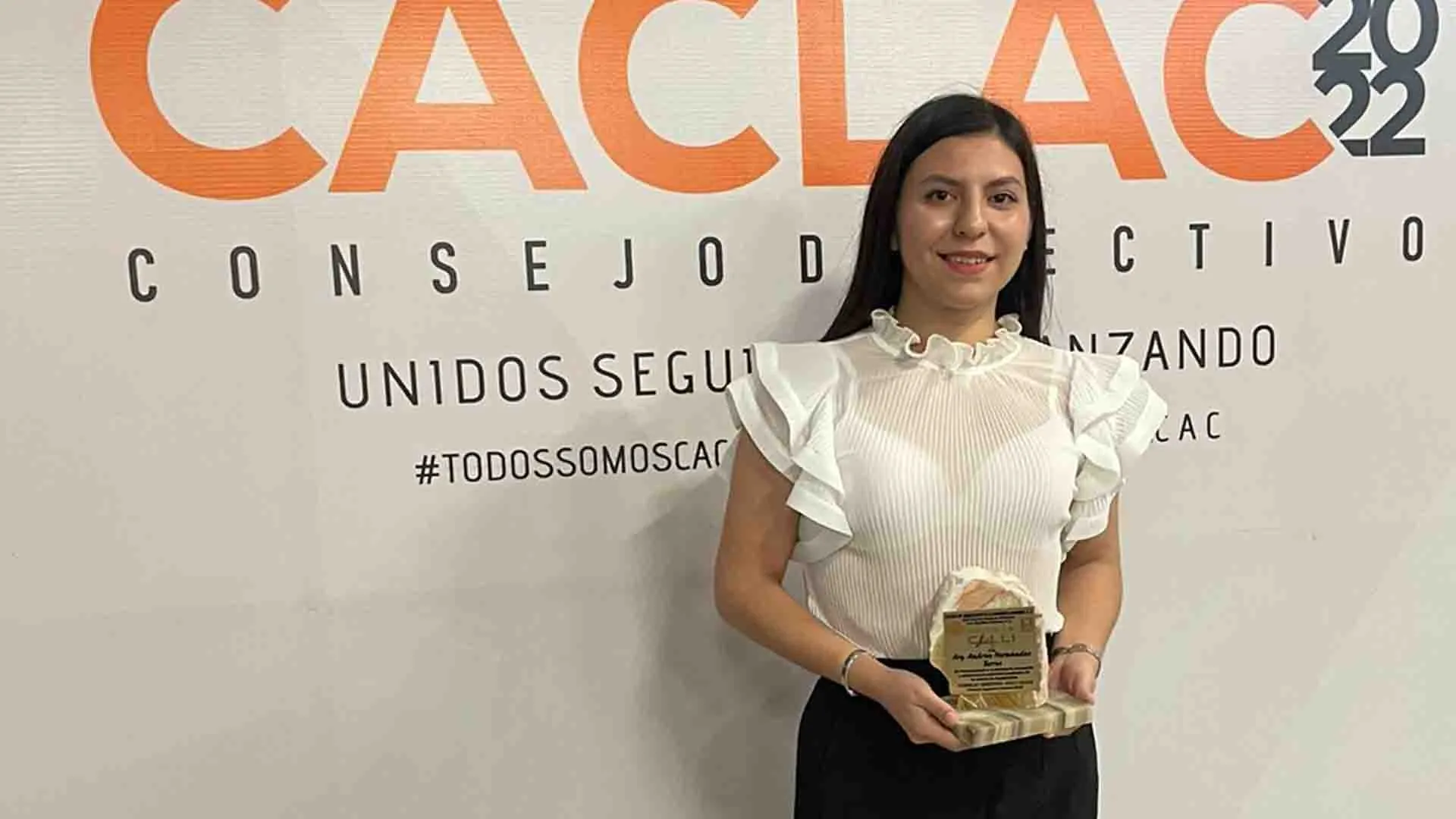 Andrea Hern&aacute;ndez Torres recibi&oacute; el Premio Calli 