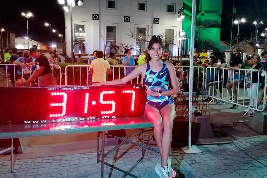 ¡Impone marca mexicana! egresada de Santa Fe hace historia en los 10K