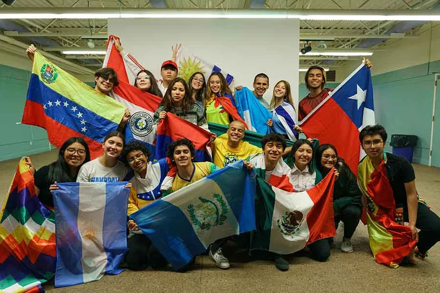 &Aacute;ngeles Jim&eacute;nez y estudiantes de UWC en Estados Unidos.
