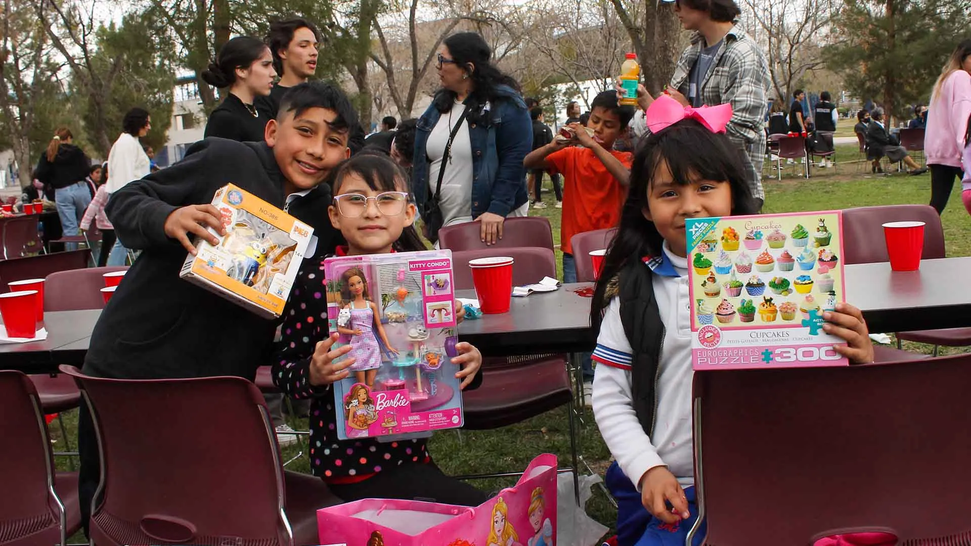 ni&ntilde;os de apadrinando corazones con sus regalos 