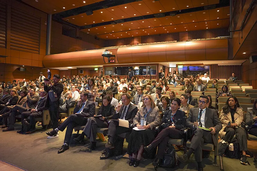 Personas en el auditorio donde se realiz&oacute; el congreso de La Tr&iacute;ada