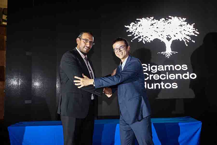Arnold Mart&iacute;nez, presidente de grupos estudiantiles, con C&eacute;sar &Aacute;lvarez, miembro del consejo de filantrop&iacute;a del campus