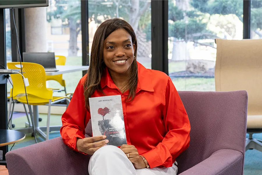 Arianna Márquez posando con su libro físico