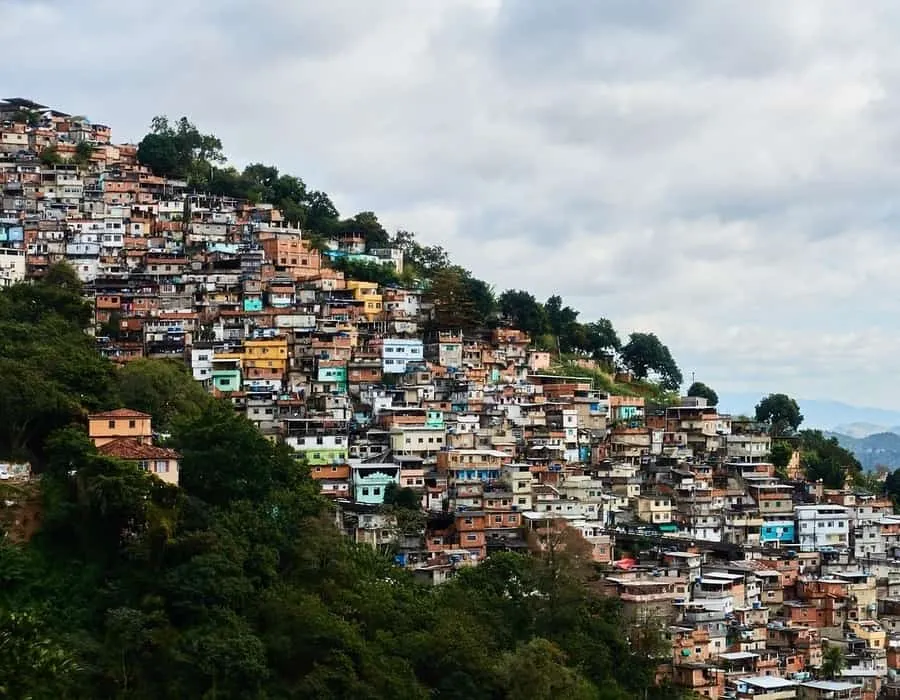 La caracter&iacute;stica vern&aacute;cula de las favelas est&aacute; en su construcci&oacute;n