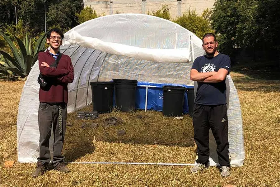 Arturo Rivas y Giuseppe Rubulotta construyendo el primer invernadero acuap&oacute;nico de Chinampac