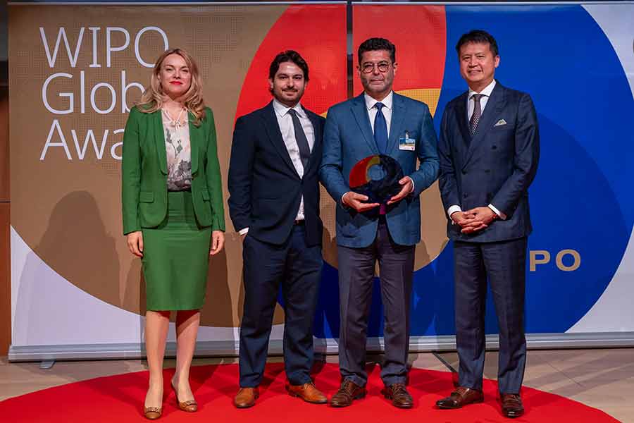 Arturo Santos premio propiedad intelectual por su emprendimiento de base tecnol&oacute;gica.