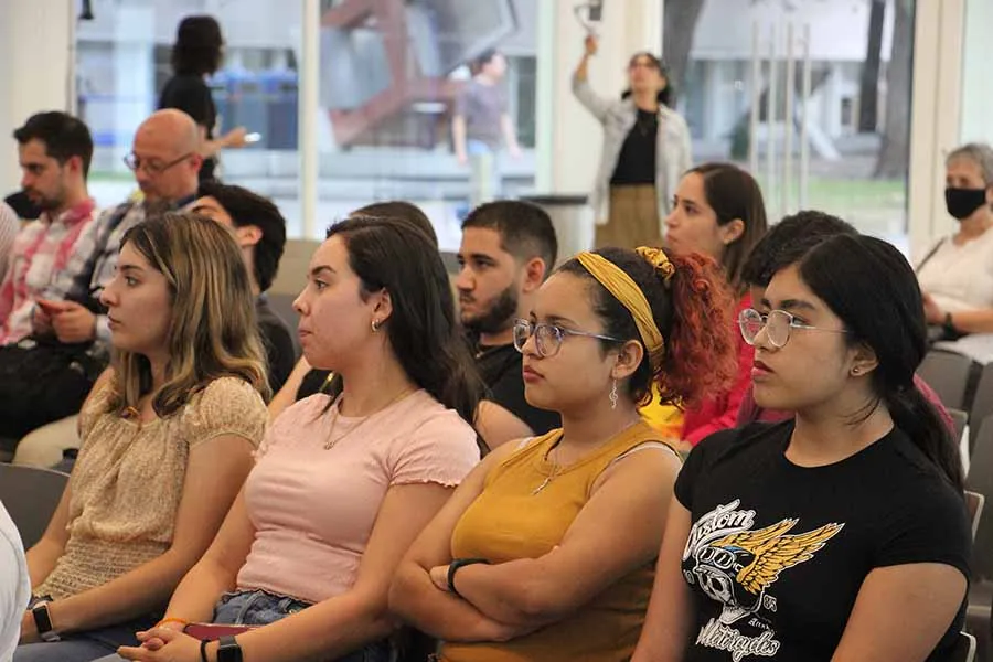 Alumnos asistentes al di&aacute;logo Inspira 2022 con Luis Alberto Moreno.