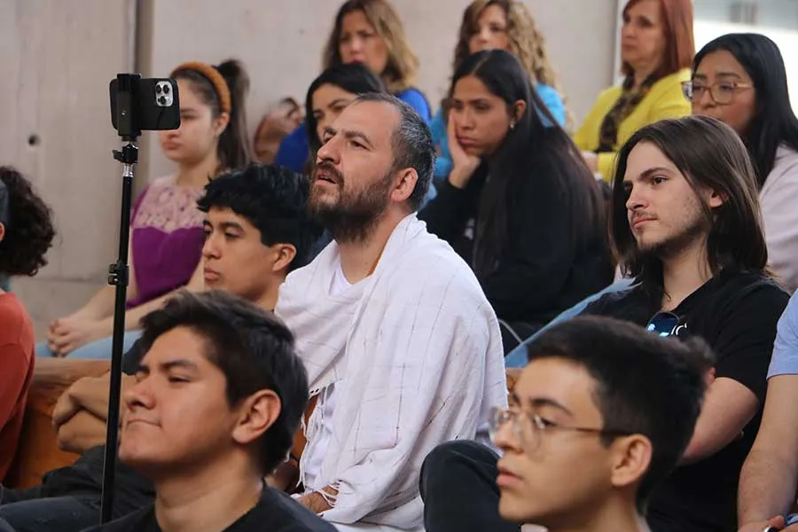 Asistentes a la meditaci&oacute;n por el sexto aniversario del Espacio de Reflexi&oacute;n.