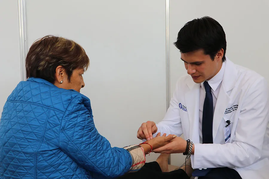 Estudiante realizando pruebas m&eacute;dicas