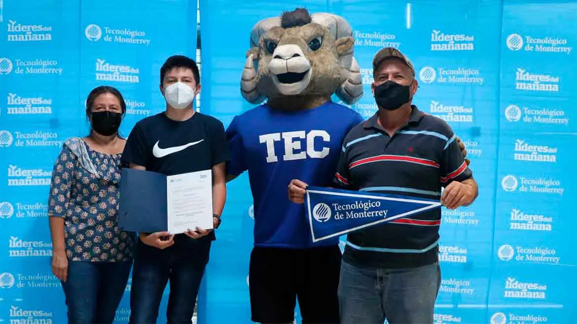 Estudiante recibe beca L&iacute;deres del Ma&ntilde;ana junto a sus padres y Teus, mascota del Tec de Monterrey, en San Luis Potos&iacute;.