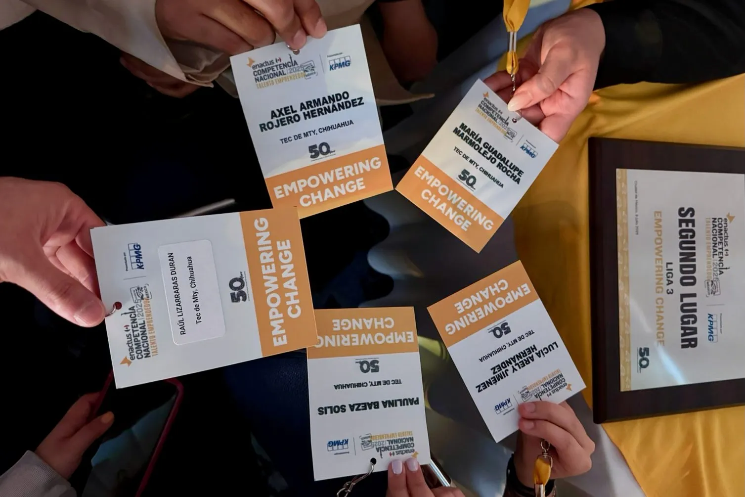 Integrantes del equipo AureoBos muestran sus acreditaciones despu&eacute;s de ganar un segundo lugar en a competencia nacional de emprendimiento Enactus 2025.