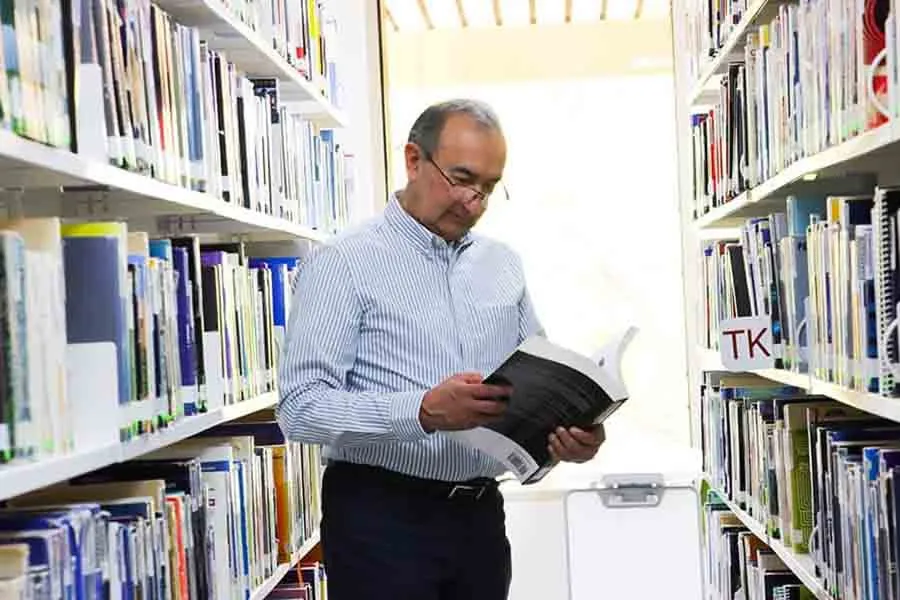 Autor del libro sobre circuitos el&eacute;ctricos, Profesor Jes&uacute;s Cienfuegos