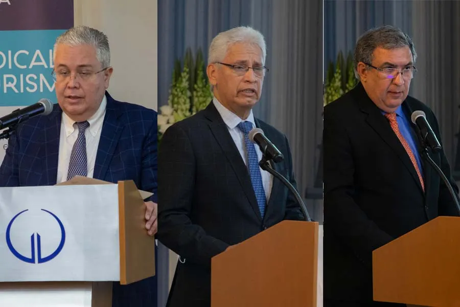De izquierda a derecha Lic. Sven Boes, Dr. Eduardo Loya y Lic. Javier Potes.