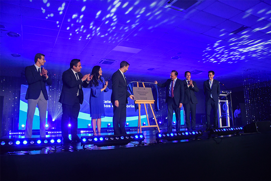 Autoridades presentes develan placa conmemorativa del 50 aniversario del Tec campus Saltillo