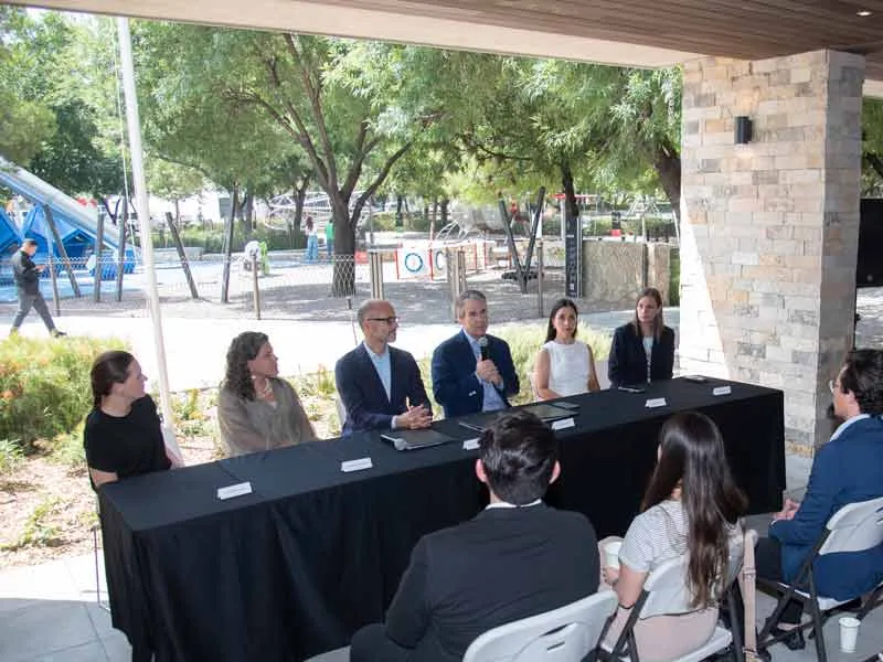Autoridades de TecSalud y del municipio de San Pedro durante la firma de convenio de colaboraci&oacute;n.