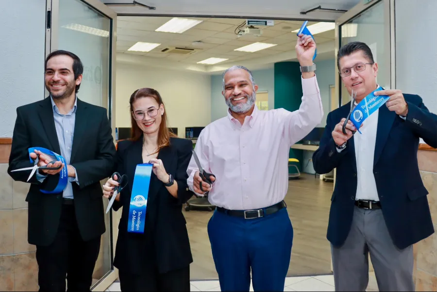 Autoridades educativas del Tec de Monterrey cortan el list&oacute;n inaugural del Laboratorio de IA y Tecnolog&iacute;as M&oacute;viles.