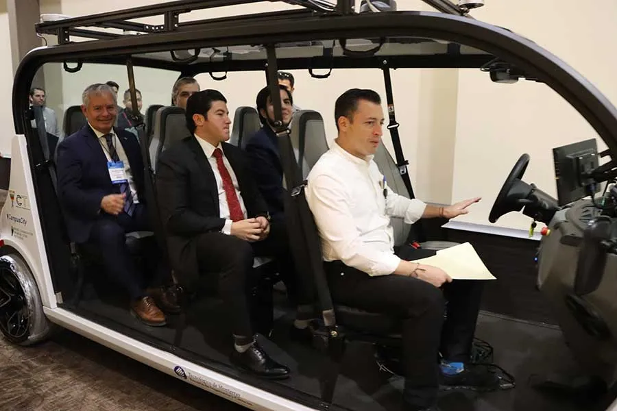 Autoridades de la instituci&oacute;n y el Gobierno de NL tripularon auto aut&oacute;nomo del Tec.