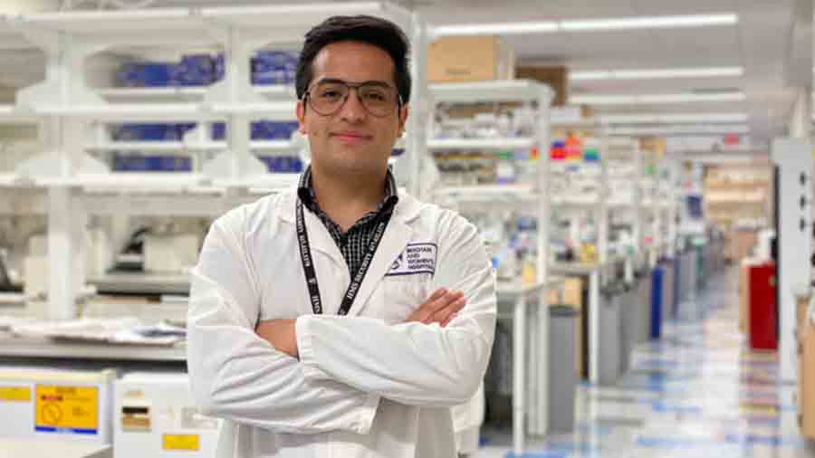 Axel en un laboratorio de investigaci&oacute;n m&eacute;dica en Harvard