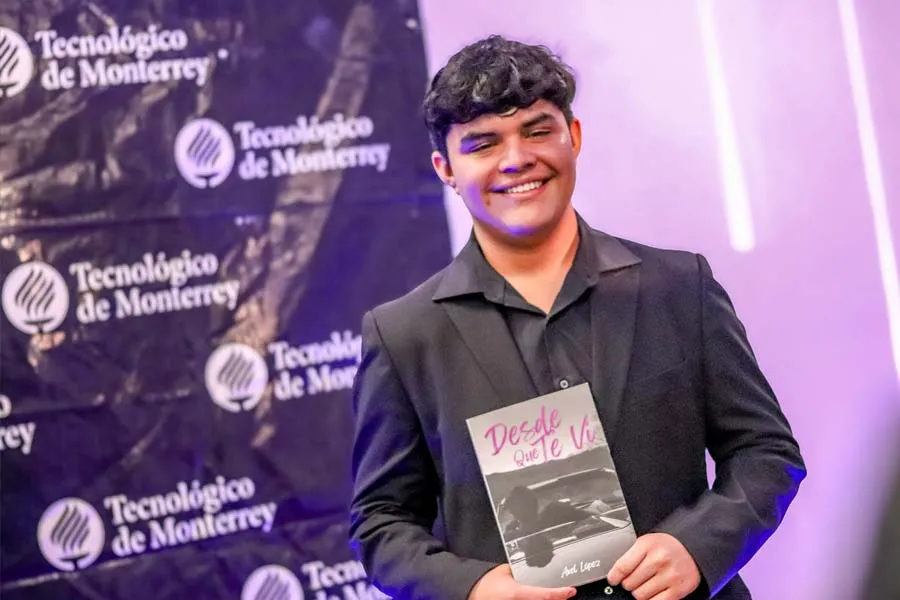 Axel L&oacute;pez escritor PrepaTec Obreg&oacute;n presentando su libro