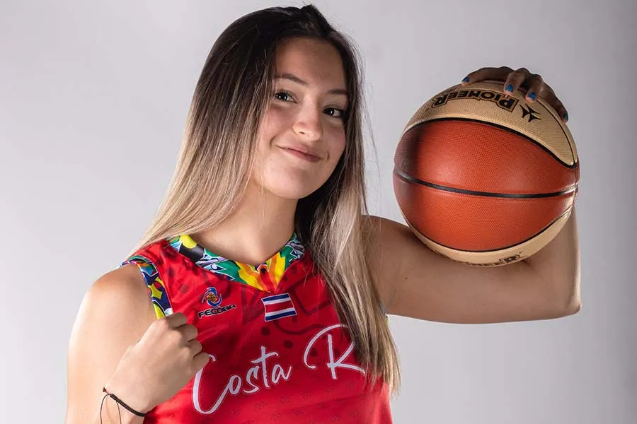Deportista posando con su bal&oacute;n