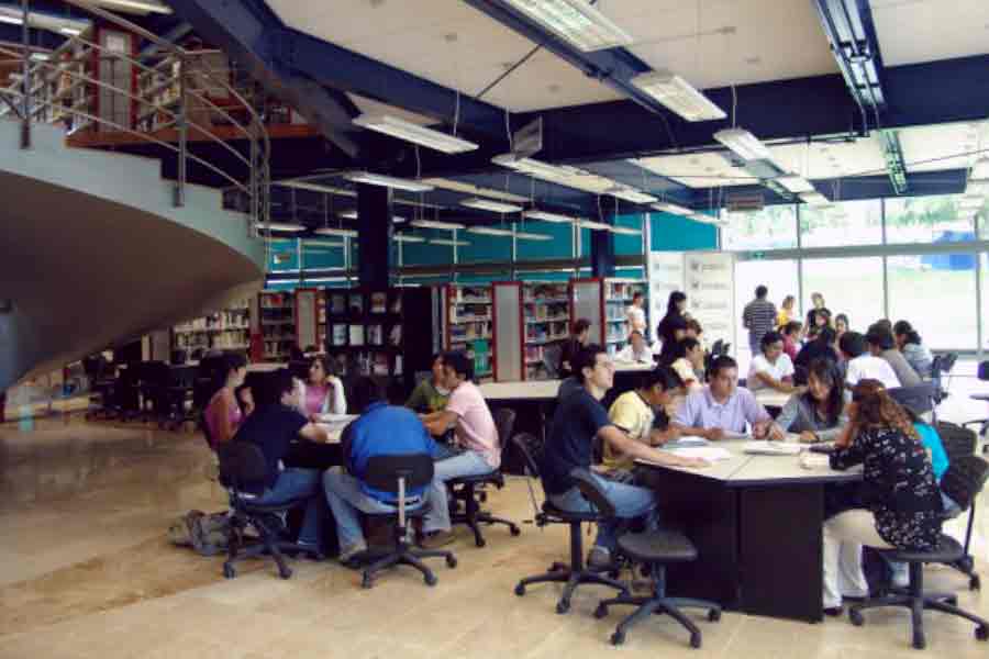Se buscaba que este nuevo espacio contara con todo tipo de facilidades para que los j&oacute;venes mejoraran su experiencia de aprendizaje y formaci&oacute;n. Esta es una toma de la biblioteca en sus primeros a&ntilde;os.