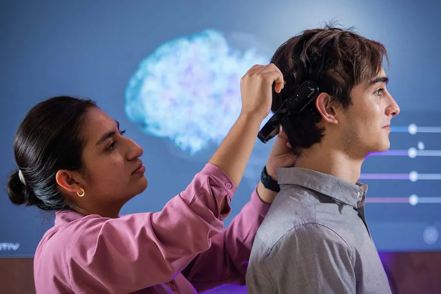 As&iacute; se usa el dispositivo de electro-encefalograma, que mide las ondas cerebrales 