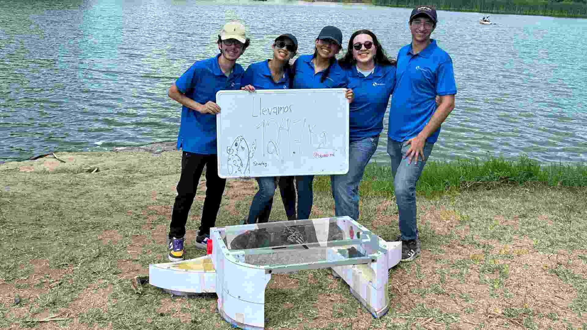 El equipo de Bluekali recolectando basura en un rio