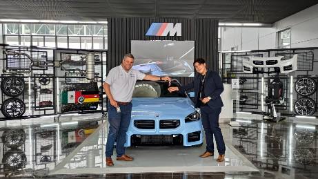 &Aacute;lvaro con Gareth en la planta de BMW Group San Luis Potos&iacute;
