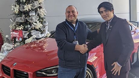 &Aacute;lvaro con el profesor Dr. Armando Elizondo en la planta de BMW Group San Luis Potos&iacute;