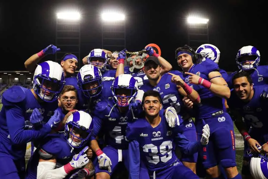 Los Borregos Monterrey celebran una intercepci&oacute;n. 