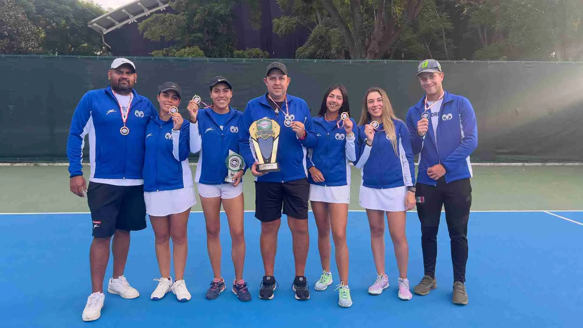Equipo t&eacute;cnico y atletas en la premiaci&oacute;n