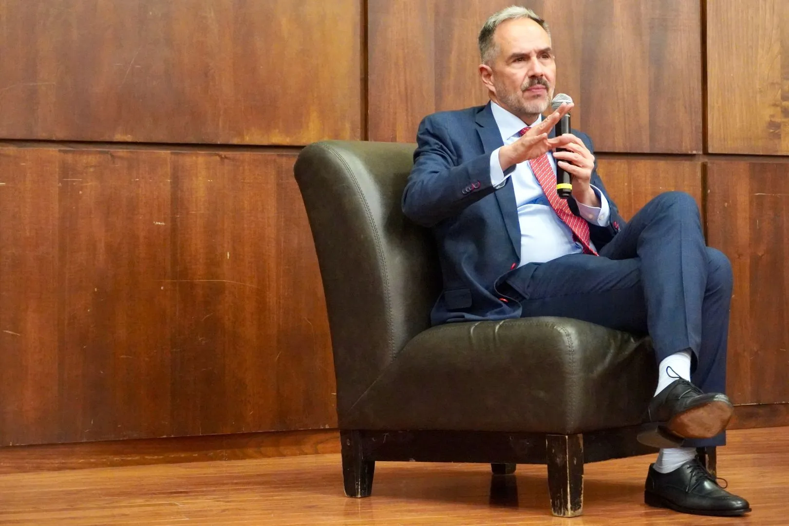 Durante su charla en el Tec de Monterrey campus Chihuahua, Caballero Ochoa se&ntilde;al&oacute; que las personas migrantes no deben ser criminalizadas.