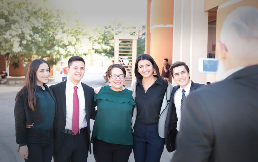 Alumnos posando para foto