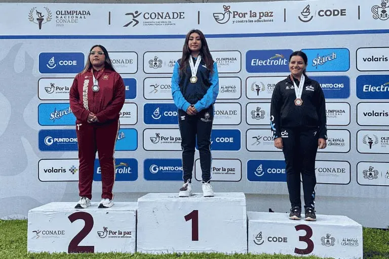 Athziry en la premiaci&oacute;n de su primera medalla de oro