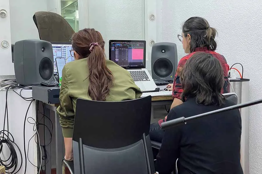 Los docentes recibieron el apoyo de las estudiantes de producci&oacute;n musical (LTM) Mar&iacute;a Jos&eacute; G&oacute;mez y Paola Zozaya durante la grabaci&oacute;n