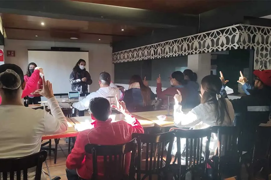 Clase lengua de se&ntilde;as a personas oyentes