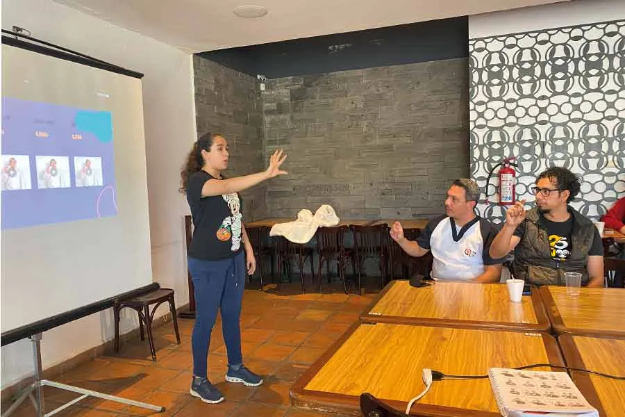 Alisson Delgado impartiendo clase de lengua de se&ntilde;as