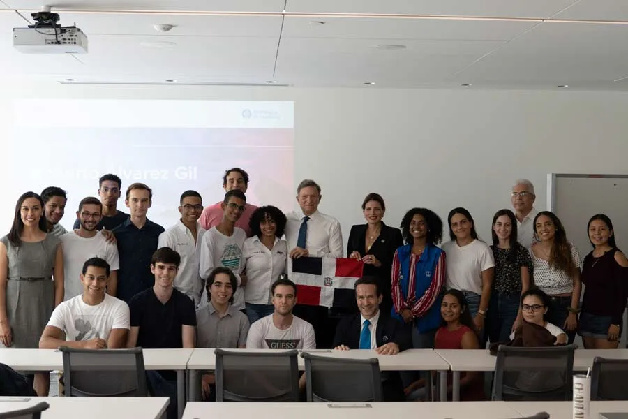Reuni&oacute;n con alumnos de Rep&uacute;blica Dominicana.