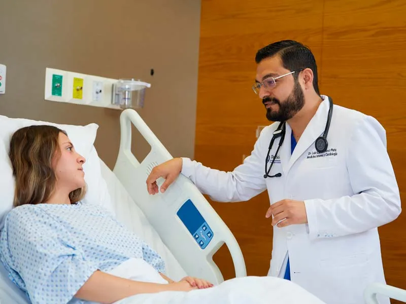 El cardi&oacute;logo Luis P&eacute;rez Plata atendiendo a una paciente.