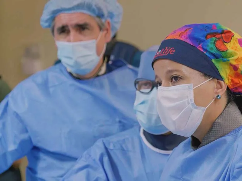Cardi&oacute;logos intervencionistas durante procedimiento en hemodinamia.