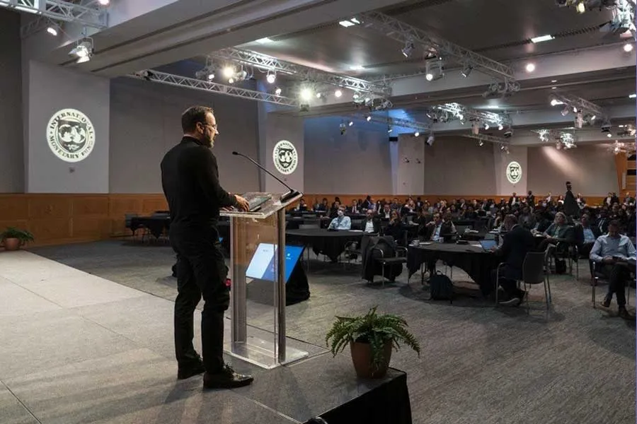 Carles Abarca expuso la revoluci&oacute;n de la Inteligencia Artificial ante economistas del IMF.