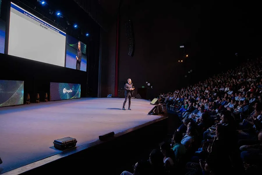 La charla sobre inteligencia artificial se realiz&oacute; en el Auditorio Luis Elizondo. FOTO: Amirhossein Hosseini