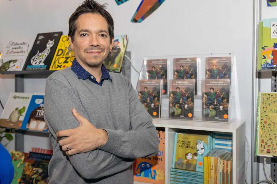 Carlos Calles se prepar&oacute; en Letras Inglesas en la Universidad Cat&oacute;lica de Chile, luego, hizo una Maestr&iacute;a en Estudios Human&iacute;sticos en el Tec.